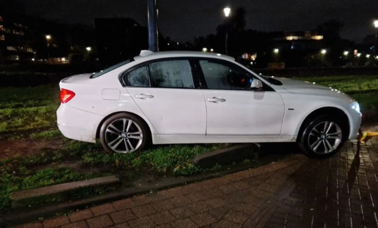 Bestuurder rijdt auto vast op trambaan